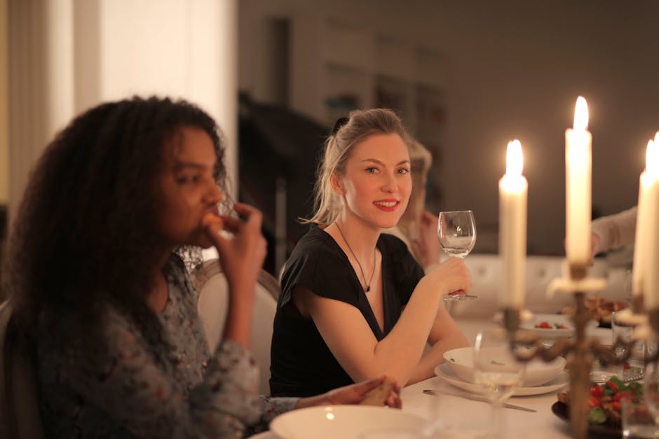 Gruppo di amici che cena in un'osteria